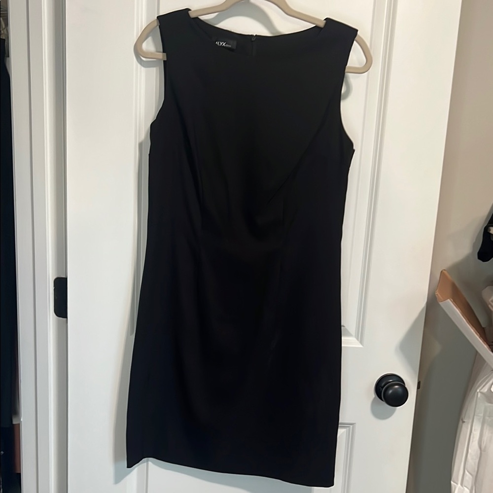 Elegant Black Sleeveless Dress - Picture 4 of 6